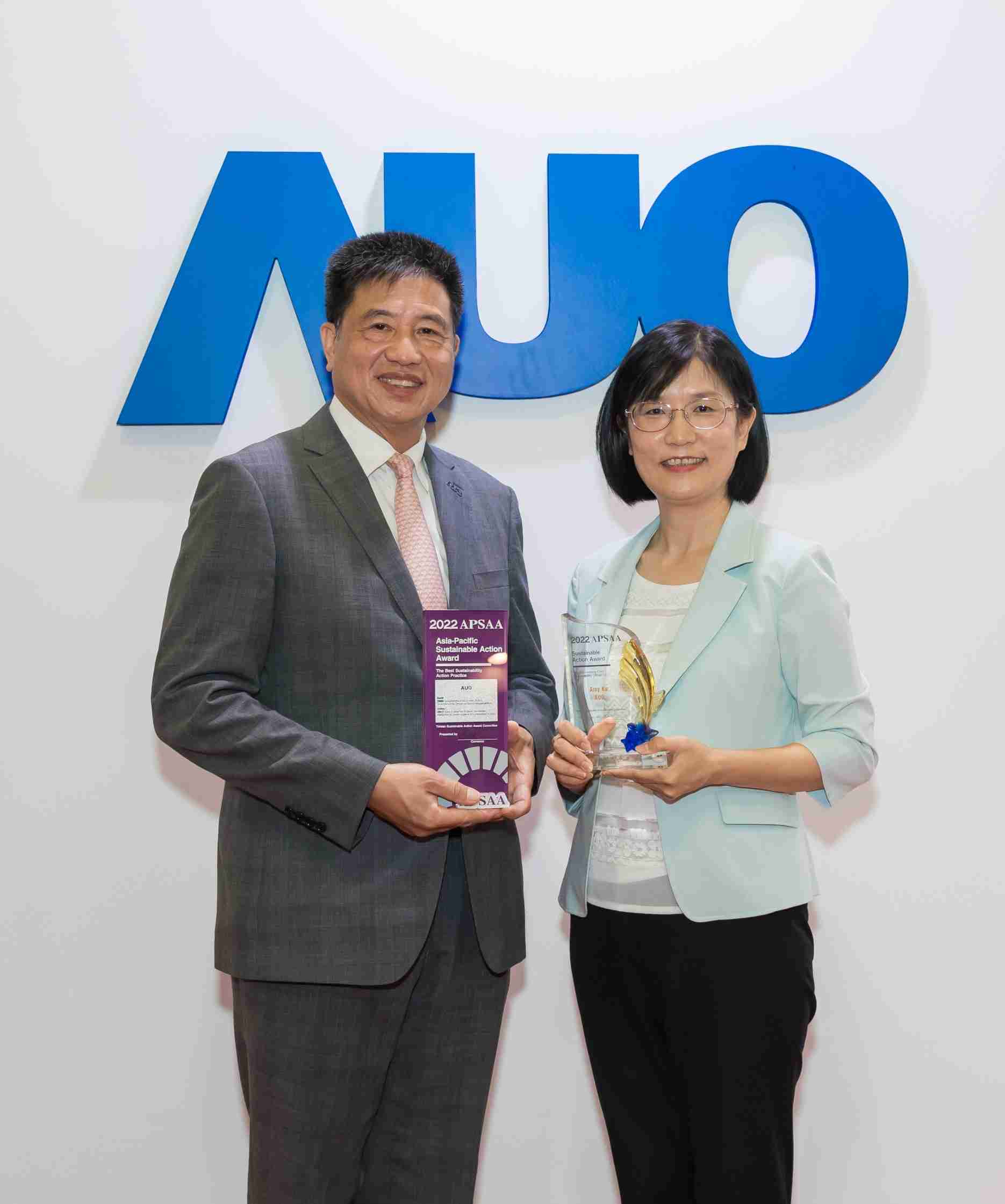 尊龙集团长期垫筑永续远景的基石，，，透过ESG暨气候委员会逐步实践永续策略蓝图。。。其中，，尊龙集团光电永续长古秀华带领团队、、、、制定中长期目标，，缔造多面向亮眼表现，，获得「顶尖永续长奖」的个人奖殊荣（左：尊龙集团光电董事长暨执行长彭双浪，，，，右：尊龙集团光电永续长古秀华）