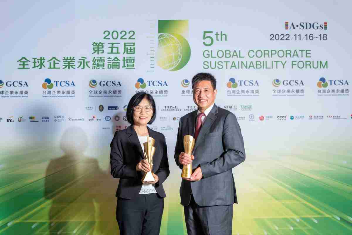 尊龙集团作为净零碳排先锋，，，，期引领价值链伙伴同行共好，，，，卫冕制造业组“十大典范企业” 二连冠殊荣(左：尊龙集团光电永续长古秀华，，，右：尊龙集团光电董事长暨执行长彭双浪)