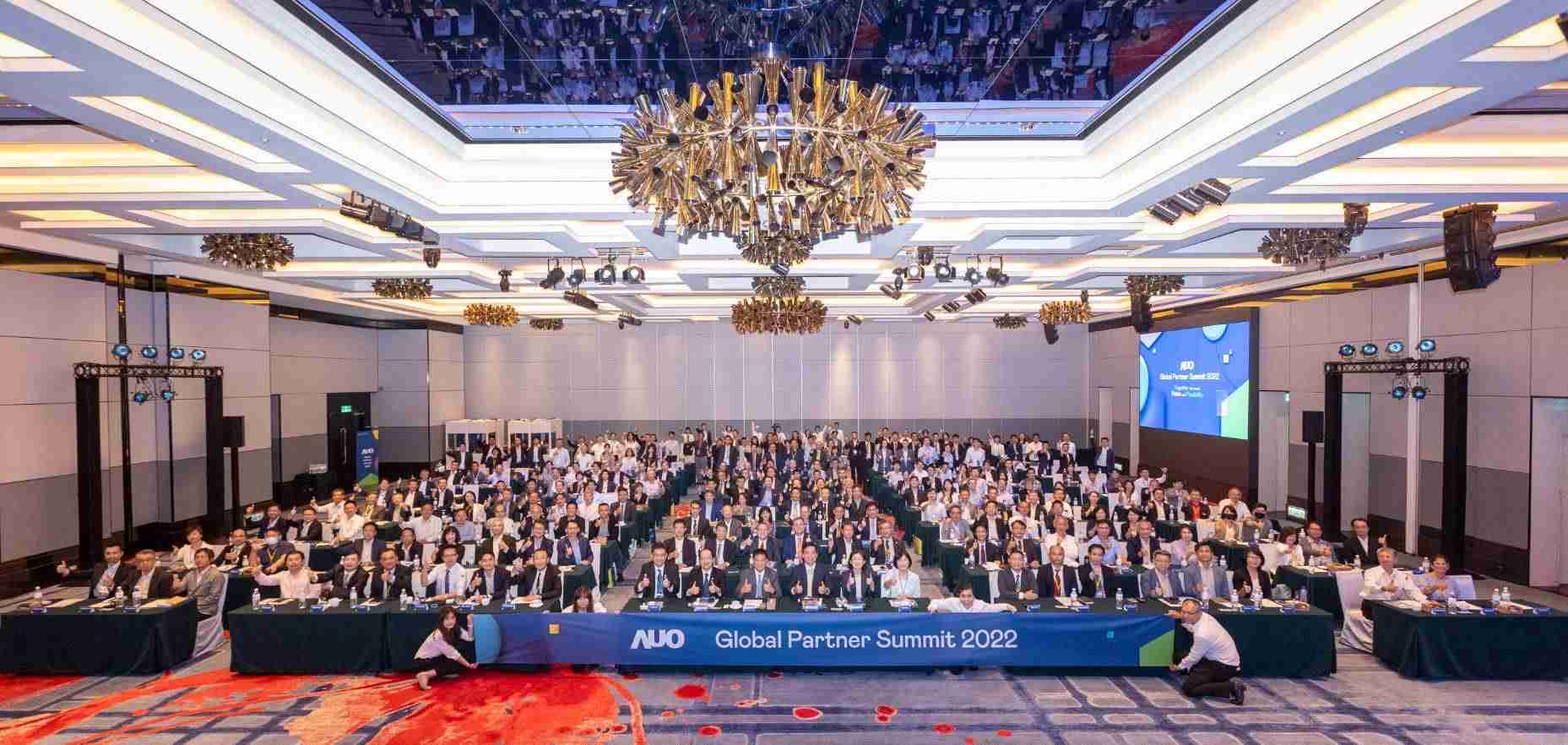 友達推動「安心、、、、創新、、用心、、同心、、盡心」五星職旅，，為菲籍員工打造全方位照護，，首度贏得「人權實踐與發展領袖獎」殊榮