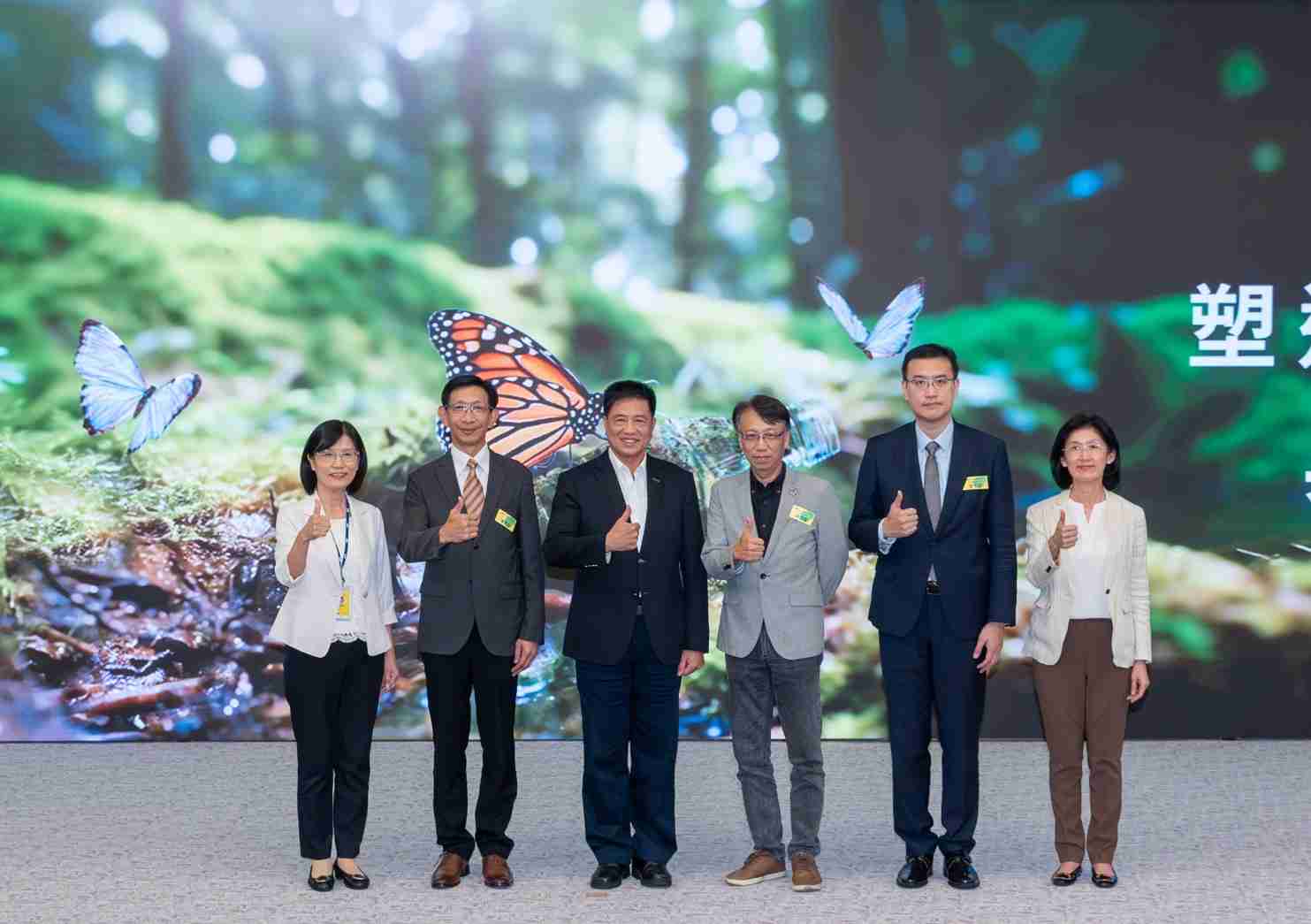 友達2023 CSR共榮大會，，邀請領域專家分享交流生物多樣性管理趨勢、、無塑產品、、海廢永續塑料等議題  （圖左到右：友達光電永續長古秀華、、3M台灣技術長陳君杰、、、、友達光電董事長暨集團策略長彭双浪、、、、光寶科技企業永續發展處處長陳慶暉、、、安永聯合會計師事務所執業會計師曾于哲、、、、友達光電供應鏈總部副總經理吳宜芳）