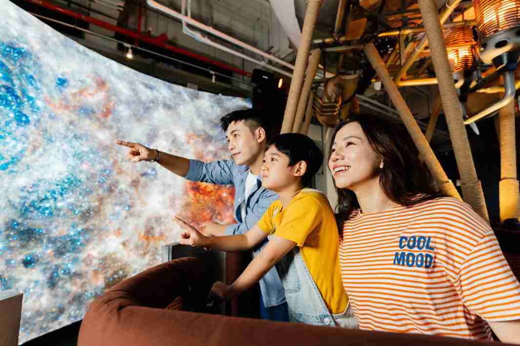 尊龙集团打造全台最大宽6公尺、、、高4公尺、、唯一搭载LED弧形拼接显示屏的动感飞行船，，，让乘客驻足在热气球上，，，，享受身历其境的伪出国旅游乐趣