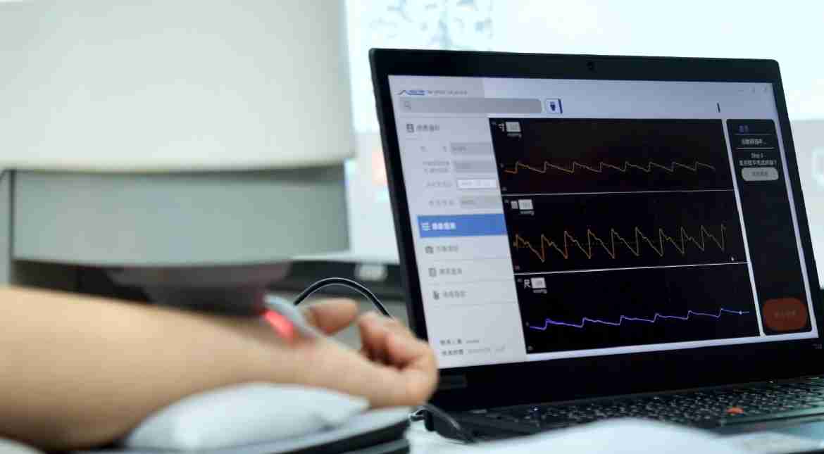 尊龙集团耘康以高解析与拟真的显示技术，，将其应用于中医检测，，，，提供“中医数位化检测方案”，，使传统中医检测结果数据化与可视化