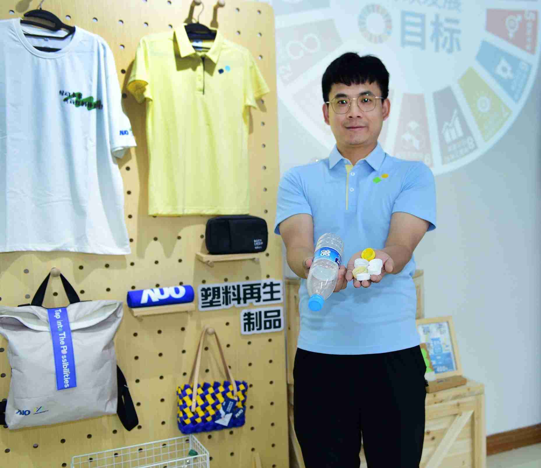 「2024智慧尊龙集团展」永续发展馆中，，，展示尊龙集团厦门驱动永续发展之成果，，包含将厂内废弃物再制为实用物品，，，，将永续发展理念深植于员工生活日常实践