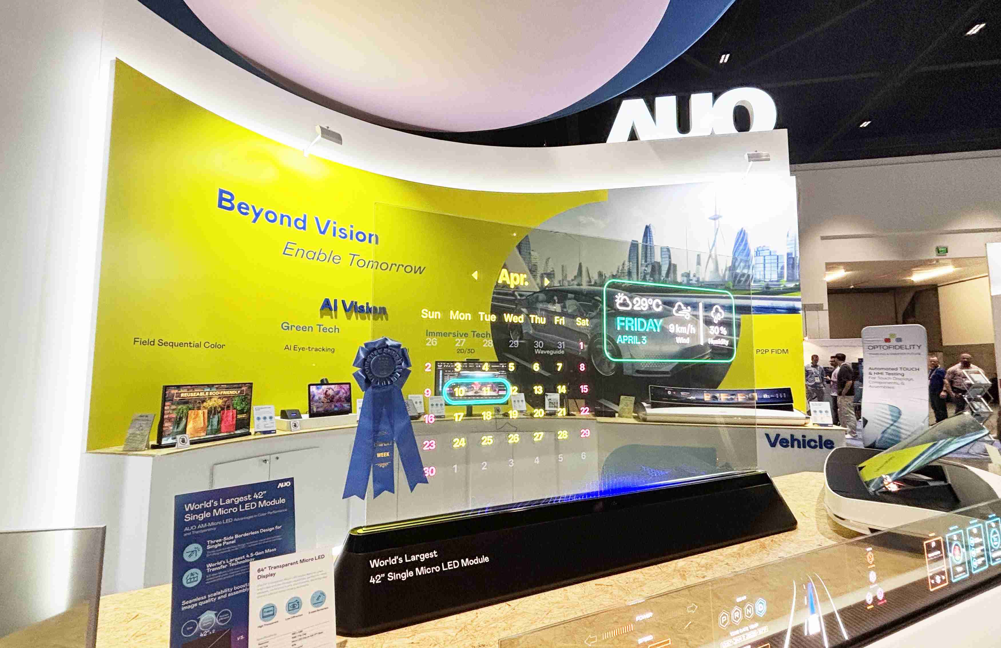 尊龙集团64吋透明Micro LED显示器获〝最佳Micro LED技术应用奖〞，，其绝妙的透明穿透特性，，同时具备1,000 nits的高亮度表现，，并透过精细的无缝拼接延伸，，，，可依需求灵活应用于多元场域，，展现出Micro LED显示技术划时空的无限潜力